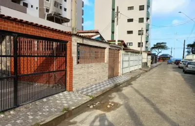 Casa no centro de mongaguá apenas 50 metros  da praia