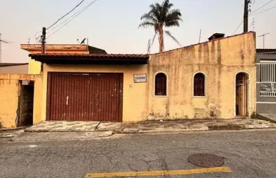 Casa com 1 dorm, quintal com piscina e 4 vagas de garagem à venda em suzano