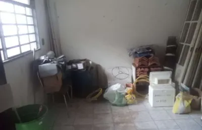 Sobrado para  reforma total,   em  ótima localização