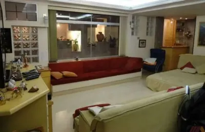 Casa de 461 m2 no horto florestal, com ampla área de lazer