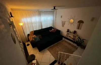 Sobrado, recentemente reformado, 4 quartos sendo 3 deles uítes,1 lavabo e  churrasqueira,