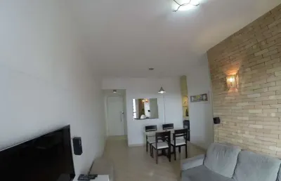 Imóvel aconchegante à venda com 2 quartos, sendo 1 suíte, e 2 banheiros no total.
