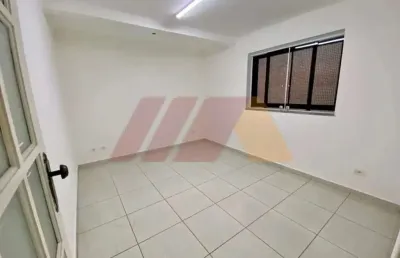 Vende ou aluga-se sobrado 13 dormitórios, 03 banheiros e quatro vagas de garagem,