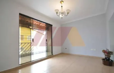 Casa assobradada à venda de 3 dormitórios e 2 vagas de garagem no tremembé