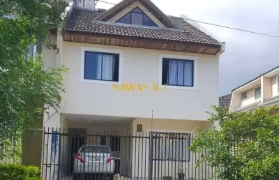 Sobrado frente para a rua no jardim das américas! 3 quartos com ático. amplo e iluminado