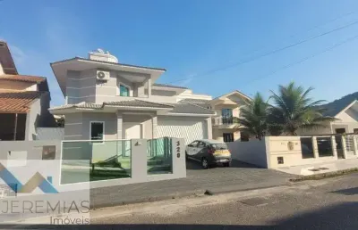 Casa com 3 dormitórios, 1 suíte, 5 banheiros, 250m² em pedra branca, palhoça. locação por r$10.000.
