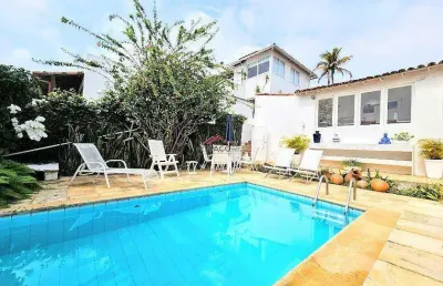 Casa de condomínio com 4 quartos, a poucos metros da praia dos ossos