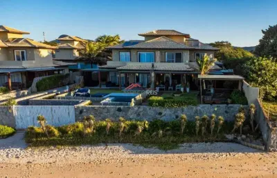 Linda casa condomínio fechado manguinhos pé na areia