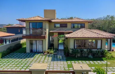 Linda casa recém construída em terreno de 1000m², com 05 suítes, piscina e área gourmet, no centro da cidade, a 950m da rua das pedras
