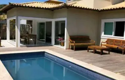 Casa moderna e independente, dentro de condomínio, com 05 quartos sendo 04 suítes, no centro de búzios ,
