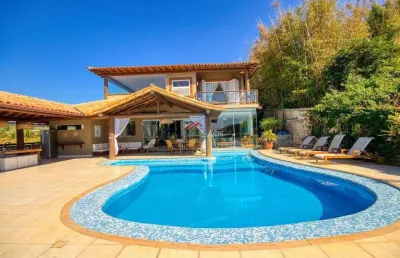 Ferradura - belíssima residencia na quadra da praia 6 quartos, sendo 4 suítes
