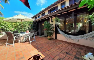 Casa de condomínio a 200m da praia de manguinhos, com 04 quartos , sendo 02 suítes