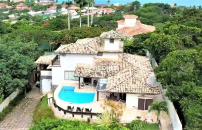 Casa a venda na ferradura com 06 suítes e área gourmet, sauna e piscina.