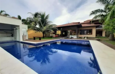 Maravilhosa casa na marina com 05 suítes, piscina e sauna, com 439m² de área construída em terreno de 1000m².
