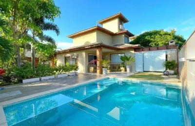 Linda casa em condomínio de alto padrão a 150 metros da praia.