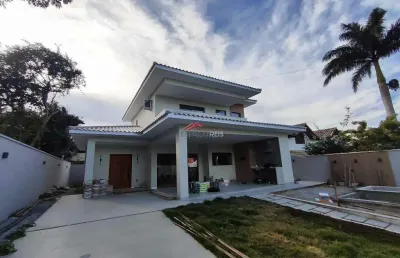 Casa à venda com 03 suítes e piscina em condomínio em búzios