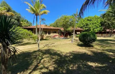 Linda propriedade em meio a natureza e próxima à praia com 5 quartos e extensa área verde