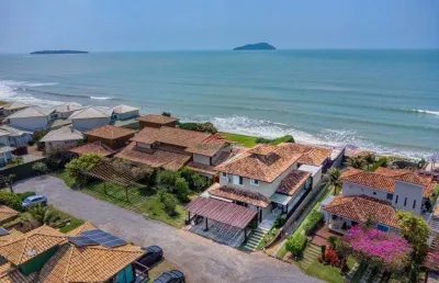 Casa a venda frontal mar, 05 suítes, em condômino na praia de manguinhos.