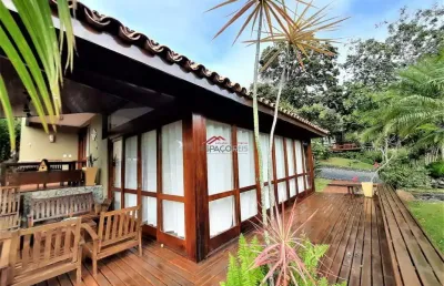Aluguel anual: casa de condomínio na ferradura, a 150m da praia, com 04 suítes.