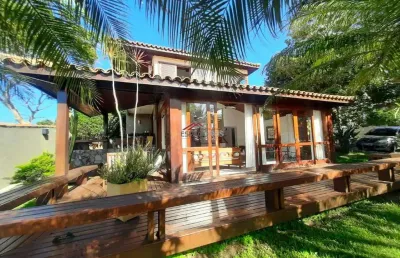 Aluguel anual búzios: casa de condomínio na ferradura, a 150m da praia, com 04 suítes.