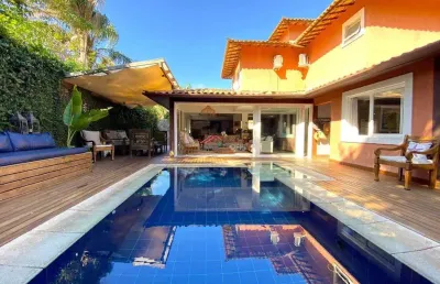Casa com 4 suítes em condomínio na ferradura - buzios