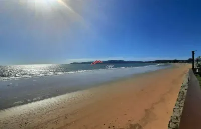 Casa em condomínio pé na areia com 03 suítes em manguinhos búzios