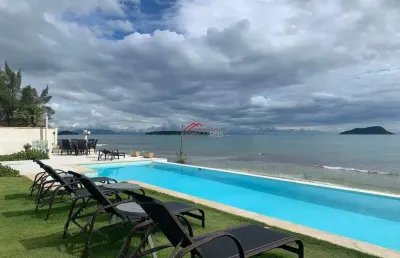 Flat com 1 suíte, vista mar e área gourmet em condomínio.