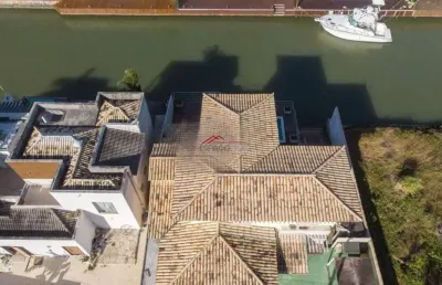 Casa com 06 quartos e piscina na beira do canal na marina em búzios