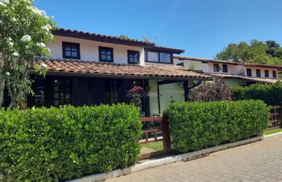 Vende casa em condomínio a 300m da praia de manguinhos, com 04 suítes e quintal privativo com deck e pergolado