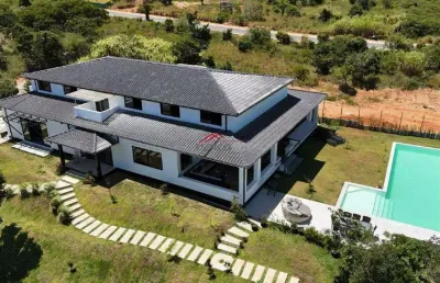 Casa com 10 suítes e piscina com terreno de 3.200m² em búzios