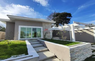 Casa à venda com 03 suítes e piscina em condomínio em búzios