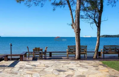 Casa em condomínio pé na areia com 03 suítes em manguinhos búzios