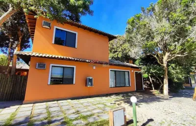 Casa em condomínio para locação anual com 04 suítes em manguinhos