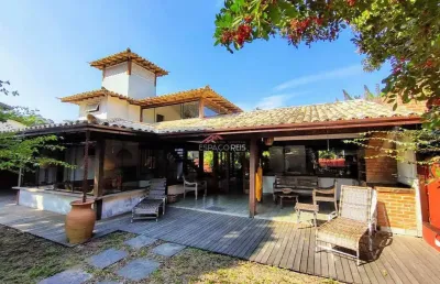 Casa à venda com 03 suítes a poucos passos da praia de manguinhos