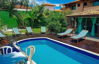 Geribá pertinho da praia com 7 suítes mais casa anexa com 5 quartos, sendo 3 suítes e uma edícula.