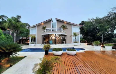 Mansão de 600m de área construída, na ferradura com vista mar, 06 quartos, piscina e a 30m da areia da praia.