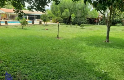 Excelente chácara de 2.260 m²/ casa sede/piscina/ área gourmet à venda no condomínio quinta de santa helena em piracicaba
