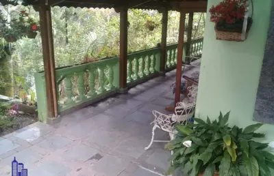 Linda chácara com 6.800 m²/ casa sede + 2 casas/ piscina/ área gourmet à venda em arujá
