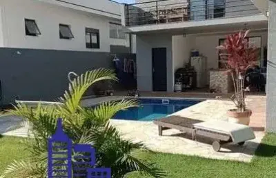 Linda casa de 3 suites/4 vagas/ piscina e área gourmet à venda em condomínio em atibaia