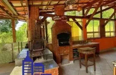 Excelente chácara de 800 m²/ casa sede/ piscina/ 3 lagos/ espaço gourmet àvenda em são lourenço da serra por r$ 848.000,00