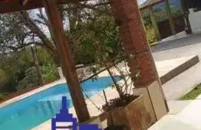 Excelente chácara de 10.000 m² / casa sede/ piscina e lago à venda em ibiúna por r$ 690.000,00