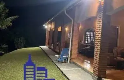 Excelente chácara de 3.200 m²/casa sede/ área gourmet/piscina à venda no condomínio recanto três lagos em piracaia, aceita financiamento bancário