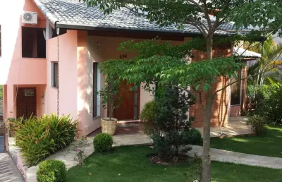 Linda casa em condomínio fechado de alto padrão com 4 dormitórios/4 vagas à venda em arujá, são paulo.