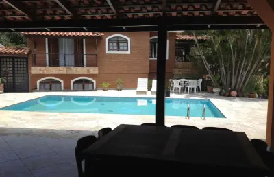 Linda casa com piscina à venda/locação na serra da contareira no condomínio reserva das hortencias.