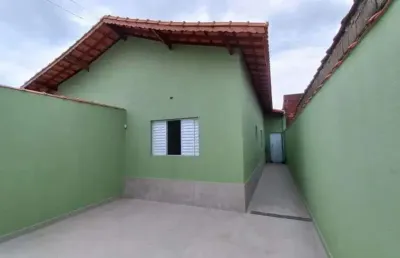 Casa com 2 quartos, piscina e churrasqueira em mongaguá.