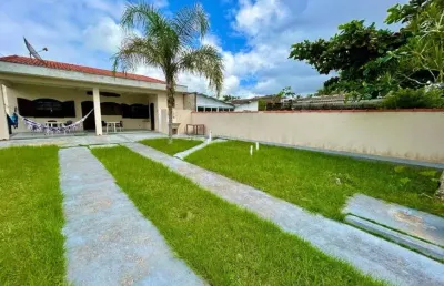 Casa com 2 quartos, jardim e espaço para piscina em itanhaém.