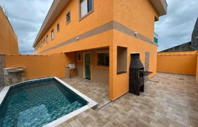 Casa com 2 quartos, piscina e área gourmet com churrasqueira em itanhaém.