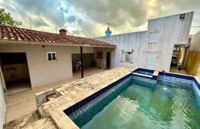 Casa com 3 quartos, piscina e área gourmet com churrasqueira em itanhaém.