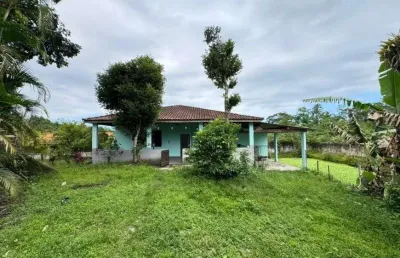 Chácara com 2 quartos, área gourmet e lago em itanhaém.