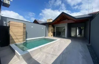 Casa na praia com 3 quartos, piscina e área gourmet com churrasqueira em peruíbe.